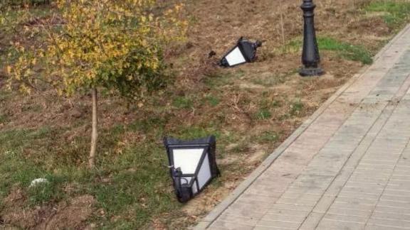 В Будённовске вандалы испортили фонари в обновлённом парке