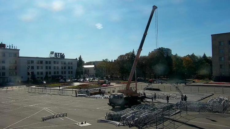 На площади Ленина в Ставрополе начали устанавливать ледовый каток
