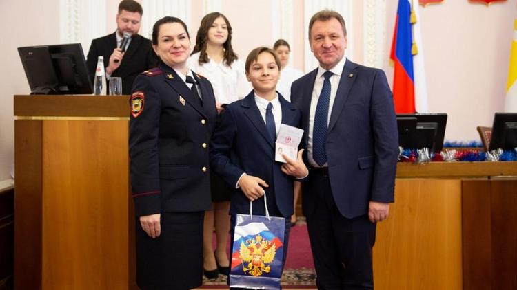 В Ставрополе вручили паспорта 14-летним гражданам России