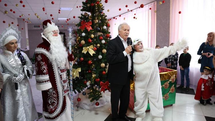 Председатель Думы Ставропольского края подарил ребёнку радиоуправляемый автомобиль
