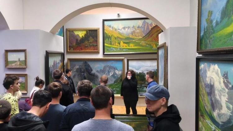 Экскурсию условно осужденным провели в картинной галерее Гречишкина в Ставрополе