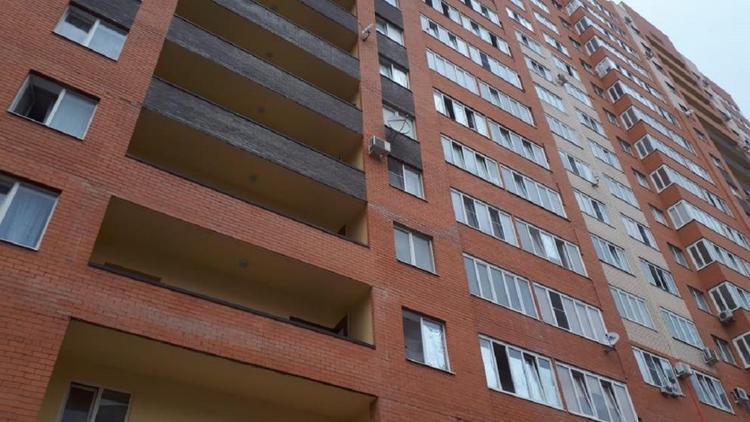 Низкое качество облицовочного кирпича стало причиной его выпадения из стен многоэтажки в Ставрополе
