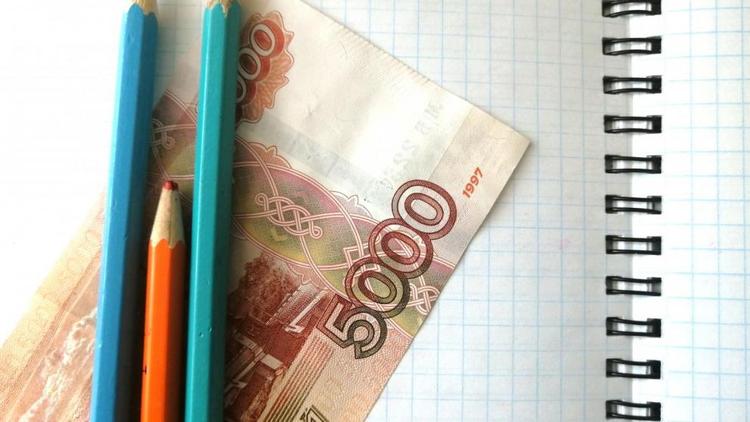На Ставрополье родители начали получать «школьные» выплаты
