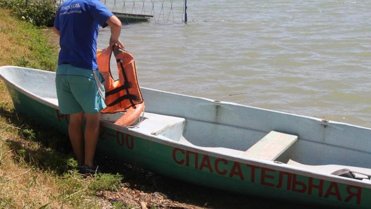 На Новотроицком водохранилище едва не утонул самонадеянный пловец