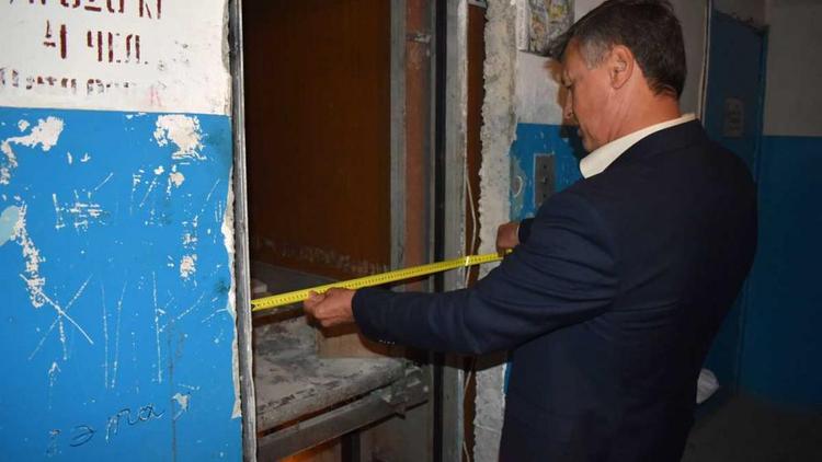 В Ставрополе министр ЖКХ края Роман Марченко проверил работы по обновлению лифтов