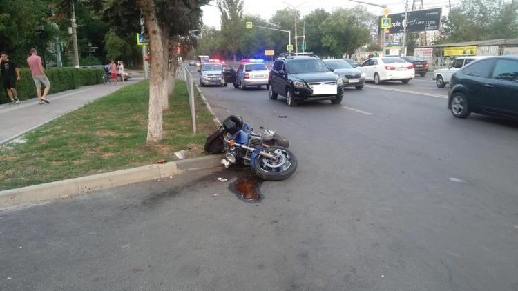 В Невинномысске в аварии с внедорожником пострадал мотоциклист