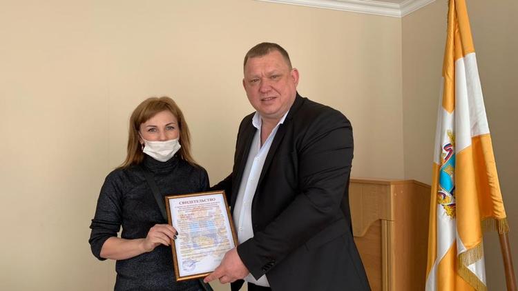 В Предгорном округе Ставрополья 20 молодых семей получили сертификаты на улучшение жилищных условий 