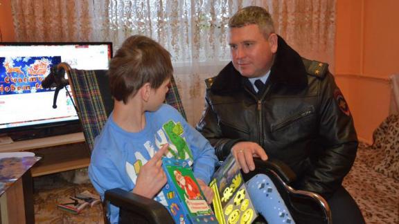 Ставропольские автоинспекторы подарили инвалидное кресло рёбенку