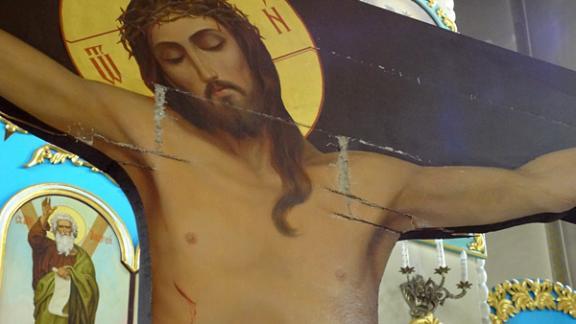 Крест, пострадавший от вандала, вернулся в кафедральный собор Невинномысска