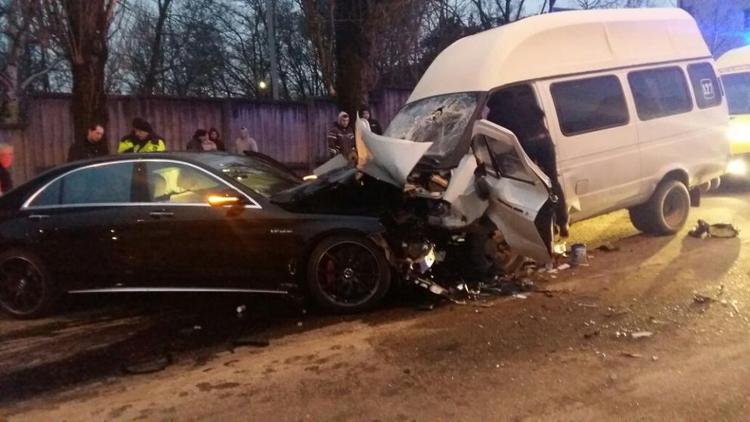 9 человек пострадали в Ставрополе в аварии с иномаркой и «Газелью»