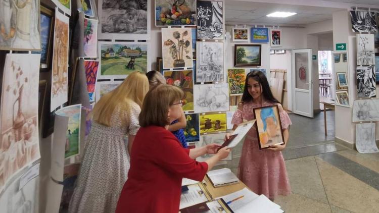 В Курской детской художественной школе на Ставрополье прошла защита дипломных работ