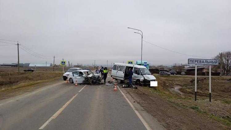 «ГАЗель» столкнулась с иномаркой на Ставрополье: один человек получил тяжёлые травмы