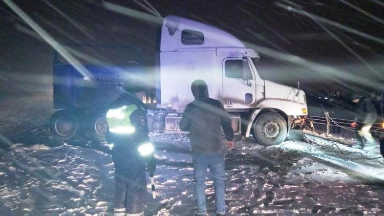 На Ставрополье грузовик врезался в ограждение и перекрыл дорогу
