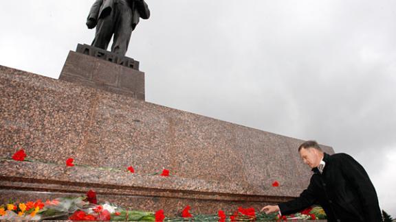 Цветы к памятнику Ленину возложили в Ставрополе 22 апреля