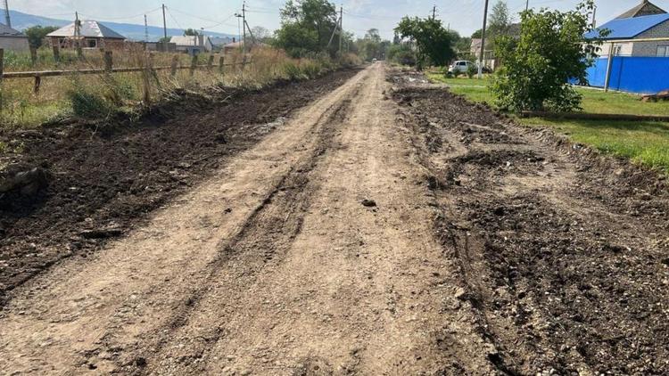 В поселке Минераловодского округа Ставрополья приступили к ремонту дороги