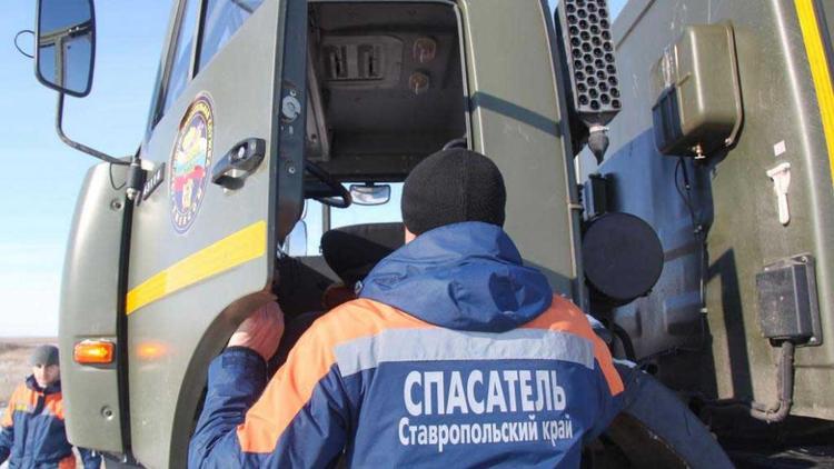 Ставропольские спасатели помогли семье ростовчан, застрявшей на пустынной дороге