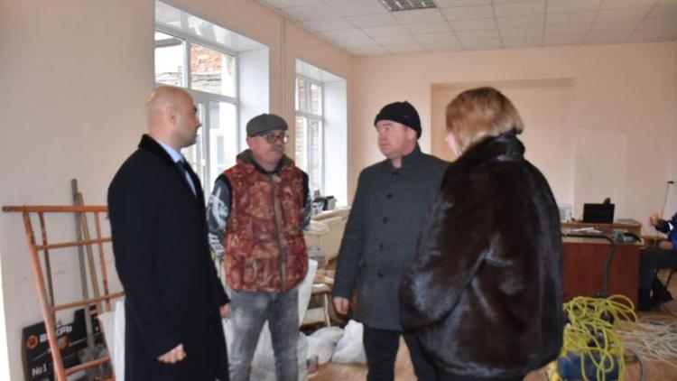 На Ставрополье партдесант проконтролировал ремонт культурного центра села Дивного