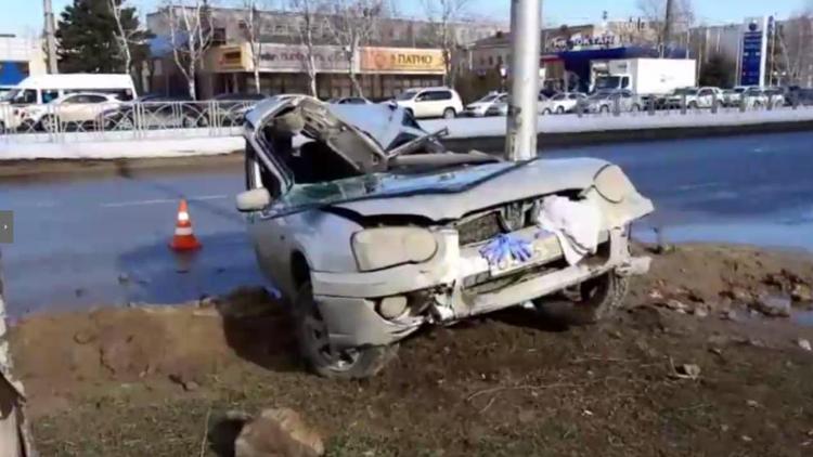 В Ставрополе автомобиль врезался в линию электропередач
