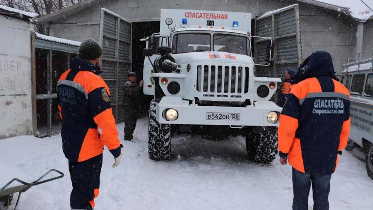 В Ставрополе спасатели помогли вызволить скорую помощь из снежного плена