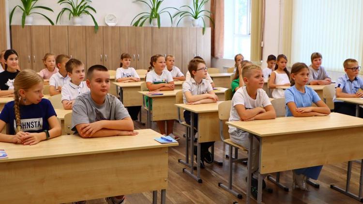 Новую мебель получила школа в Ипатовском округе Ставрополья