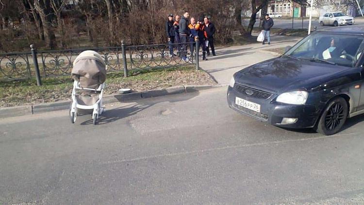 В Ставрополе под колёсами авто пострадали 12-летняя девочка и 6-месячный малыш