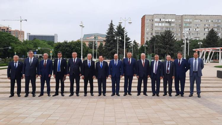 Ставропольские депутаты приняли участие в конференции Южно-Российской Парламентской Ассоциации в Майкопе
