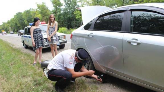 На Ставрополье полицейские помогли беременной женщине поменять пробитое колесо автомобиля