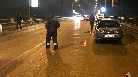 Водитель наехал на двух человек, толкавших заглохший автомобиль на путепроводе в Невинномысске