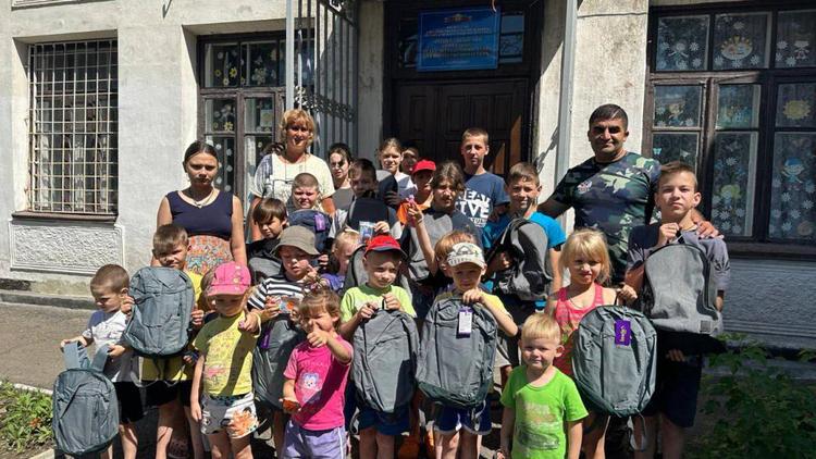 Активист «Единой России» вручил школьникам Антрацита подарки к учебному году