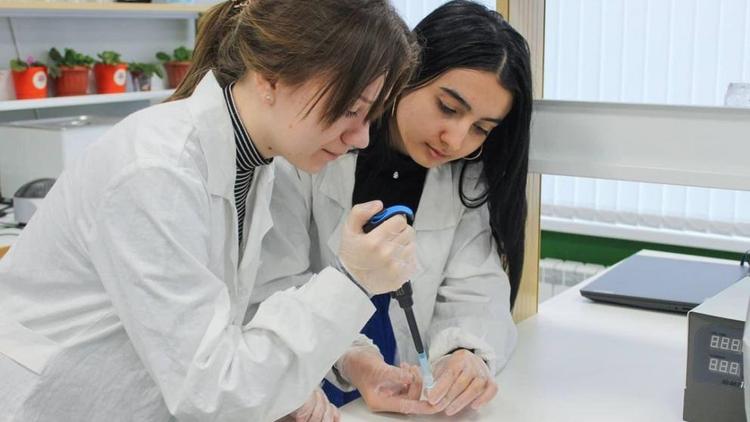 Воспитанники «Кванториума» в Невинномысске работают с фоторезисторами и ДНК
