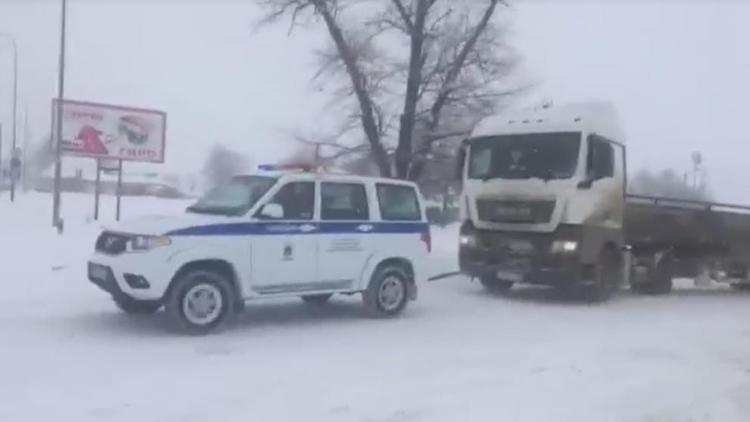 На Ставрополье водителей призывают отказаться от дальних поездок в снегопад