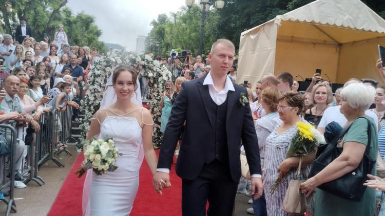 Обряд нарзанной свадьбы провели для семейных пар в Кисловодске