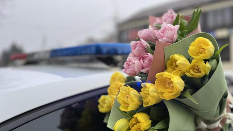В Предгорном округе в канун 8 Марта поздравили женщин-водителей