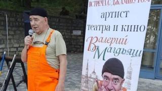 Джамшут из «Нашей Russia» передал книгу в Народную Курортную библиотеку Железноводска