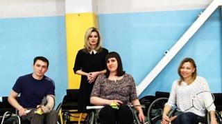 Елена Бондаренко вручила адаптивному центру современные спортивные коляски