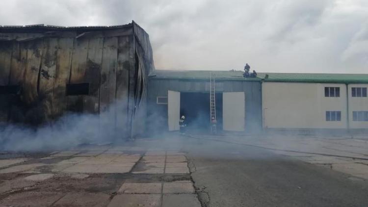 В Предгорном районе Ставрополья потушили пожар на заводских складах