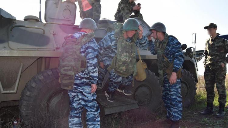 Бойцы отряда «Рубеж» прокатили «орлят» на БТР в Кочубеевском районе
