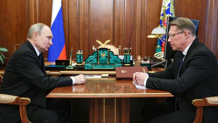 Президент России с главой минздрава обсудил вопросы развития здравоохранения