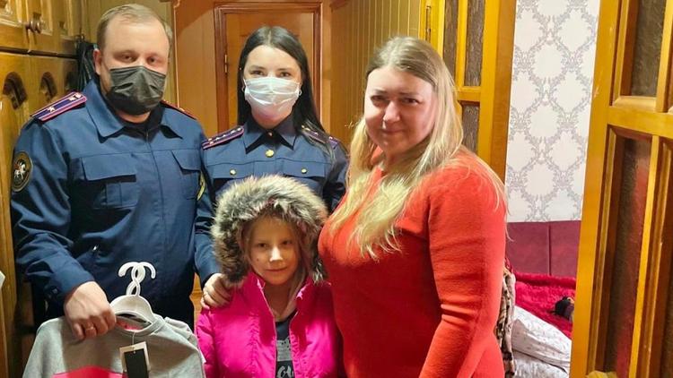 Офицеры СКР на Ставрополье помогают семьям беженцев