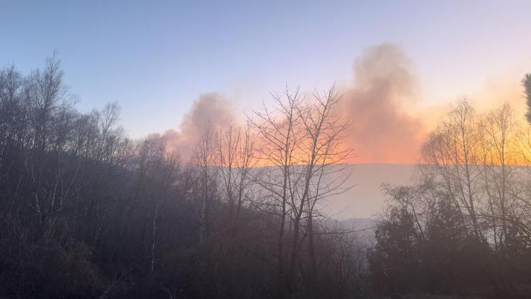 В Кисловодске тушат пожар у границ национального парка