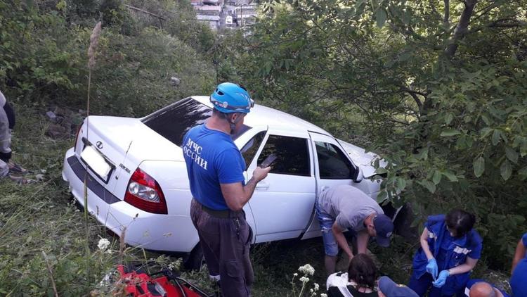 Стали известны подробности падения автомобиля со скалы в Кисловодске