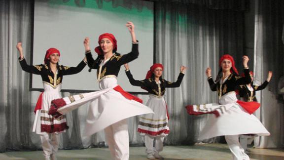 Ансамбли национального танца выступили в ставропольском Доме народного творчества