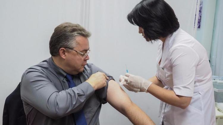 Личным примером губернатор Ставрополья призвал земляков делать прививки от гриппа