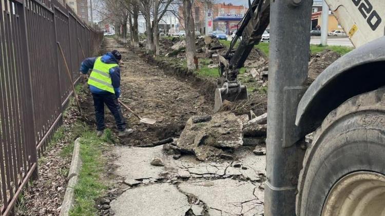 В Ставрополе ремонтируют тротуар по улице Серова