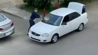 В Ставрополе парень битой разбил чужую машину