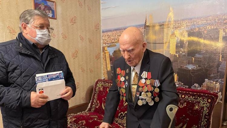 Продуктовые наборы в преддверии Нового года вручили ветеранам в Пятигорске