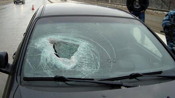 В Ставрополе вылетевший из-под колес камень пробил лобовое стекло авто и попал в голову пассажирке