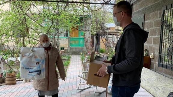 На Ставрополье ветеран войны передала волонтёрам «Единой России» панно, сшитое своими руками