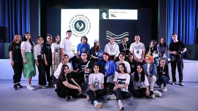 Молодые дизайнеры СКФУ презентовали новую брендированную одежду