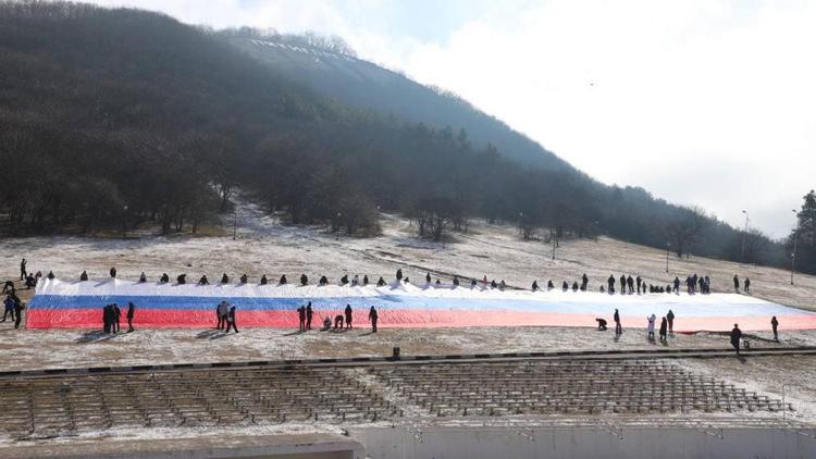 Огромный российский флаг развернули на горе Машук в Ставропольском крае
